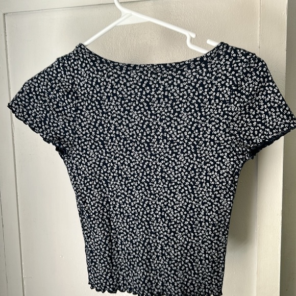 Brandy Melville baby tee - Picture 2 of 2